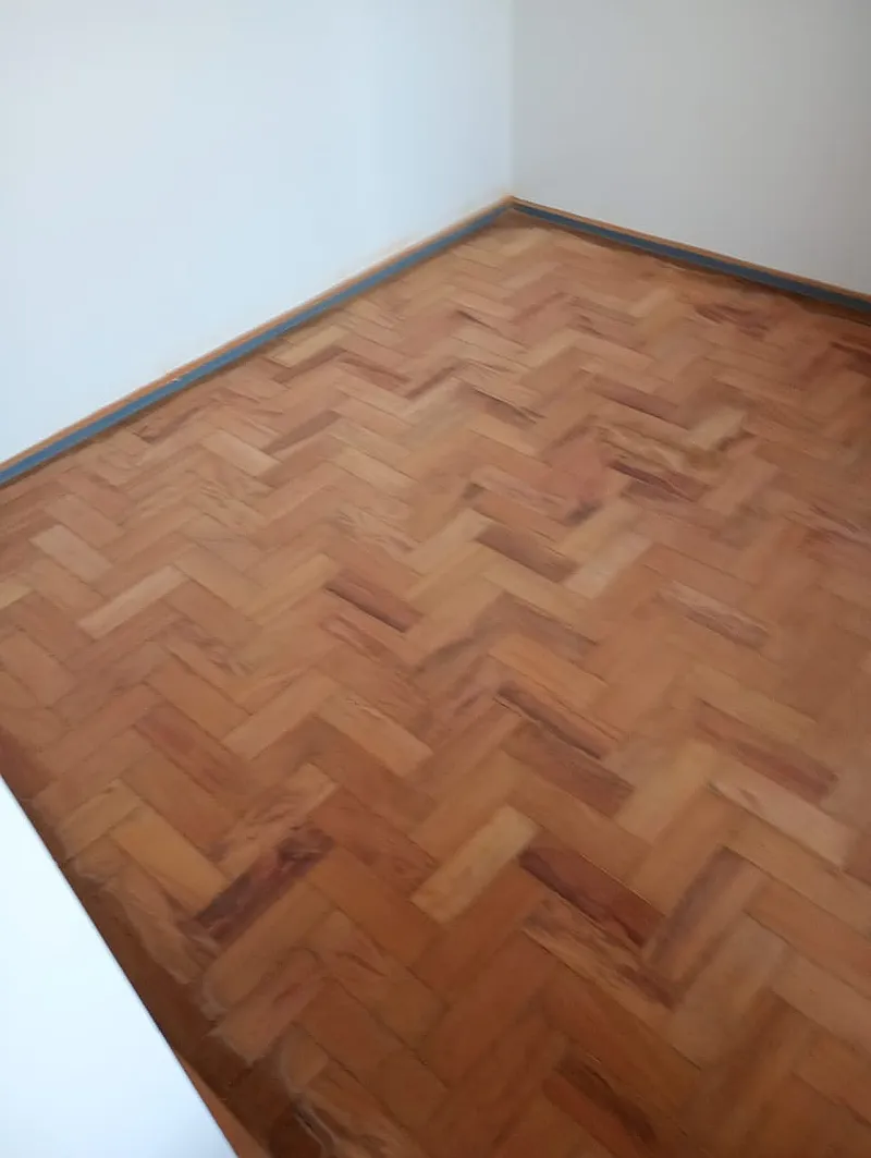 Aplicadora Melo piso de madeira antes da raspagem São Paulo